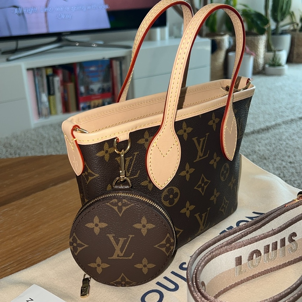 🌸LOUIS VUITTON🌸CROSSBODY STRAP & ROUND COIN PURSE! Please read description!❤️ - Picture 5 of 8